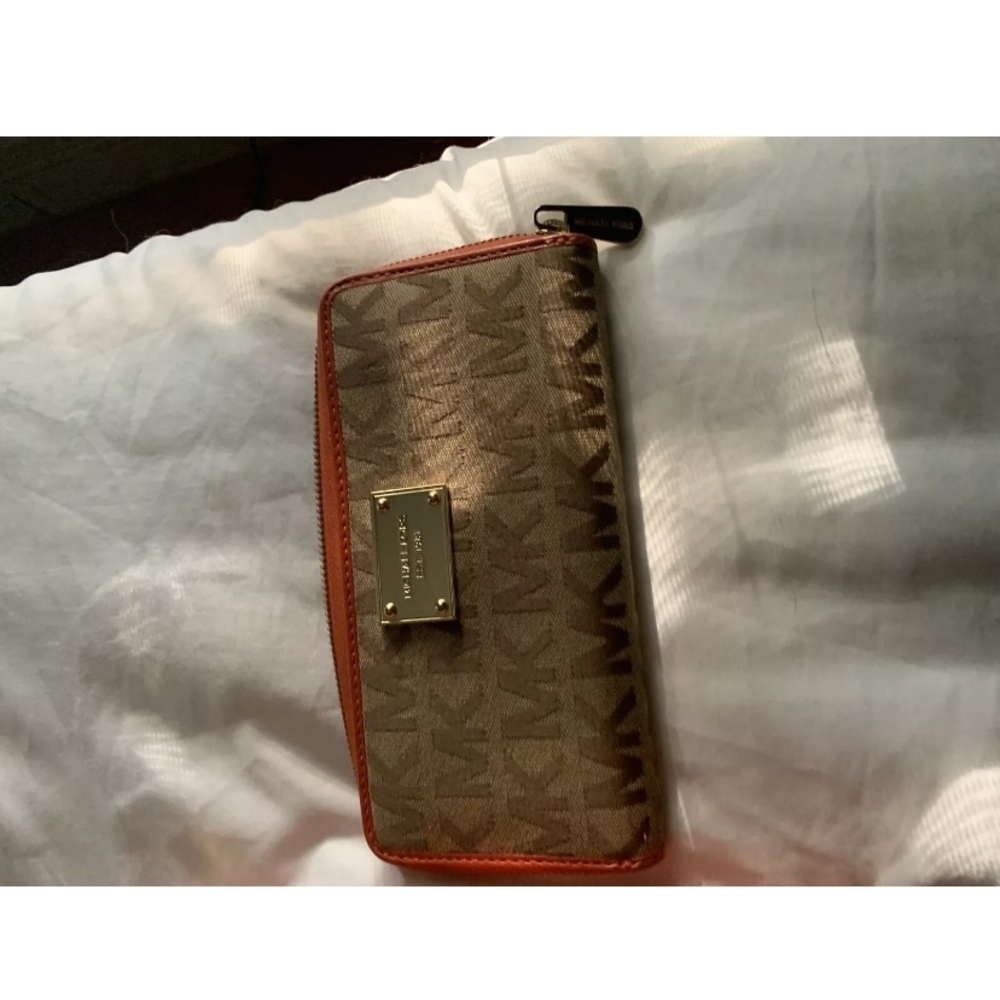 Michael Kors Woven Tote & Matching Wallet - Picture 4 of 12